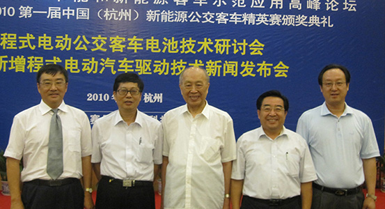 集團(tuán)董事長、總裁程清豐在參加中國節(jié)能和新能源客車示范應(yīng)用高峰論壇期間與行業(yè)專家和合作伙伴合影